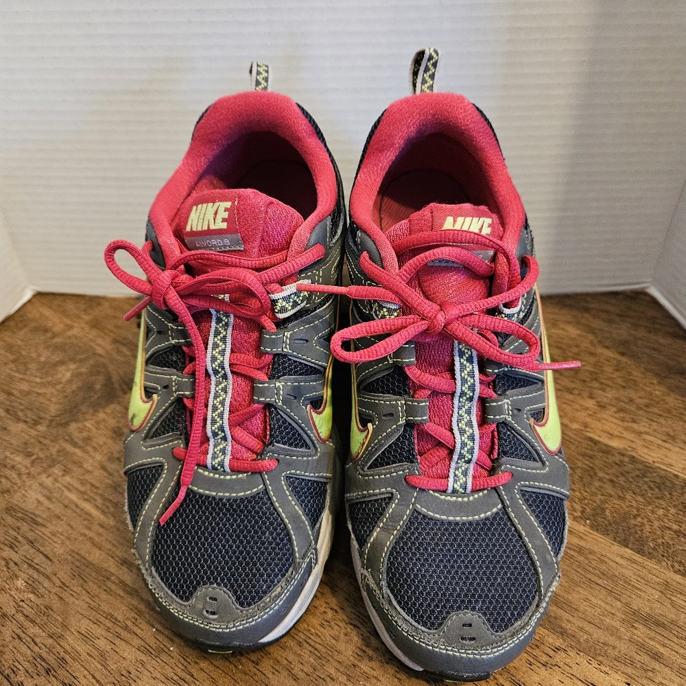 Nike Trail Alvord Size 8 Women's Gray and Pink Athletic Shoes